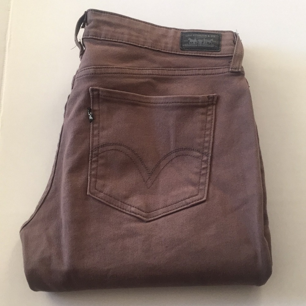Light brown Levi’s jeggings